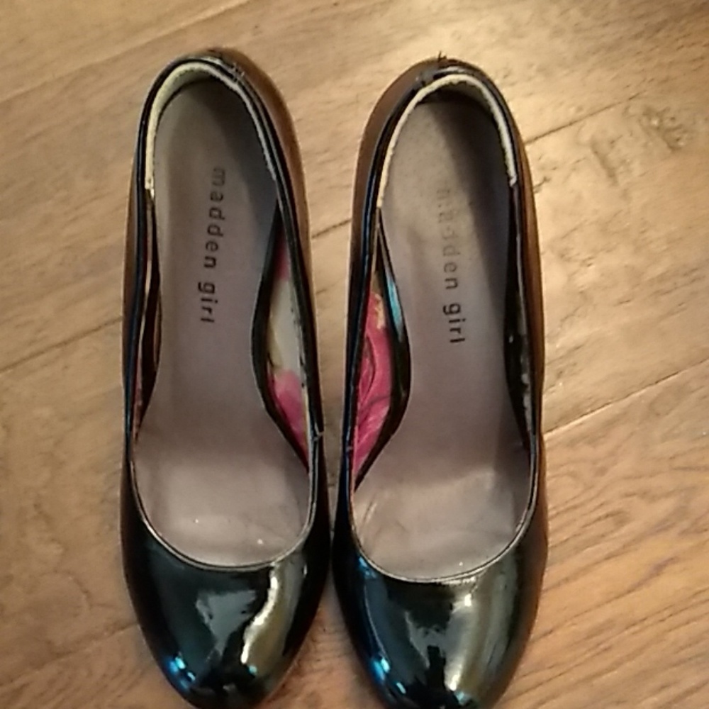 Black patent leather pumps